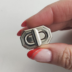 Замок вертушка на винтах 27*17 Серебро