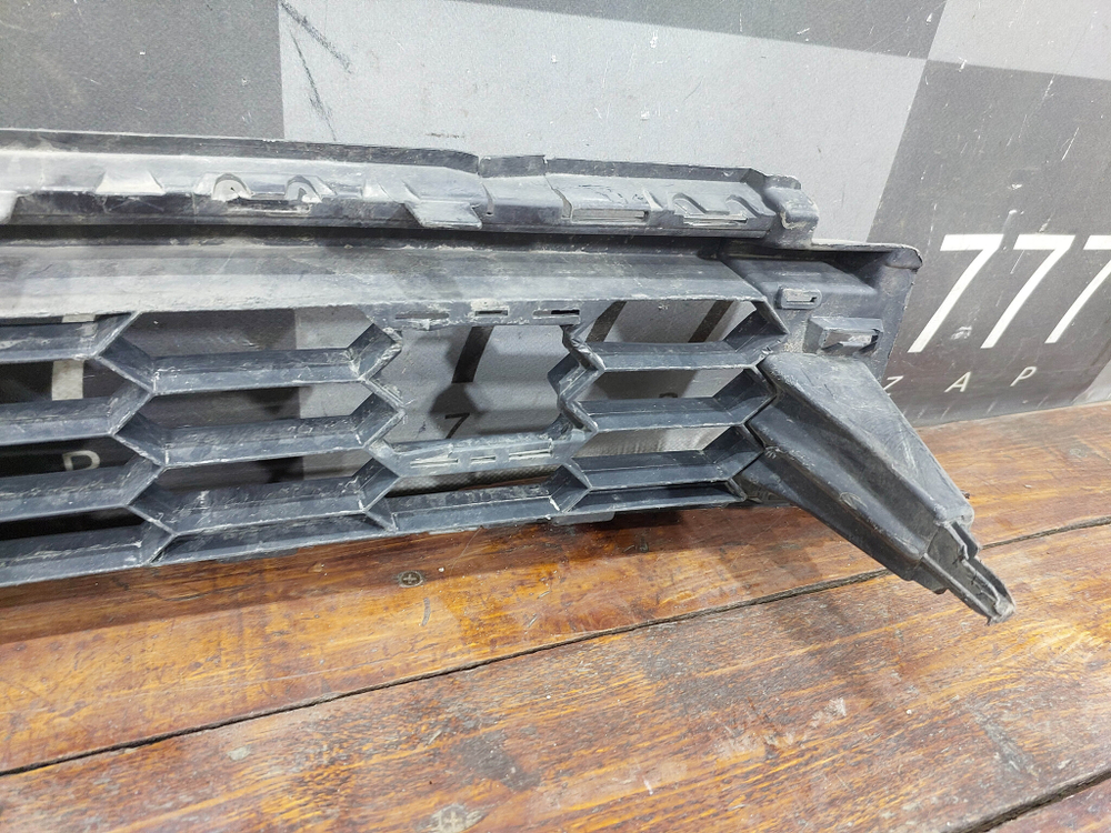 Решетка переднего бампера Skoda Karoq 17-нв Б/У Оригинал 57A853677A