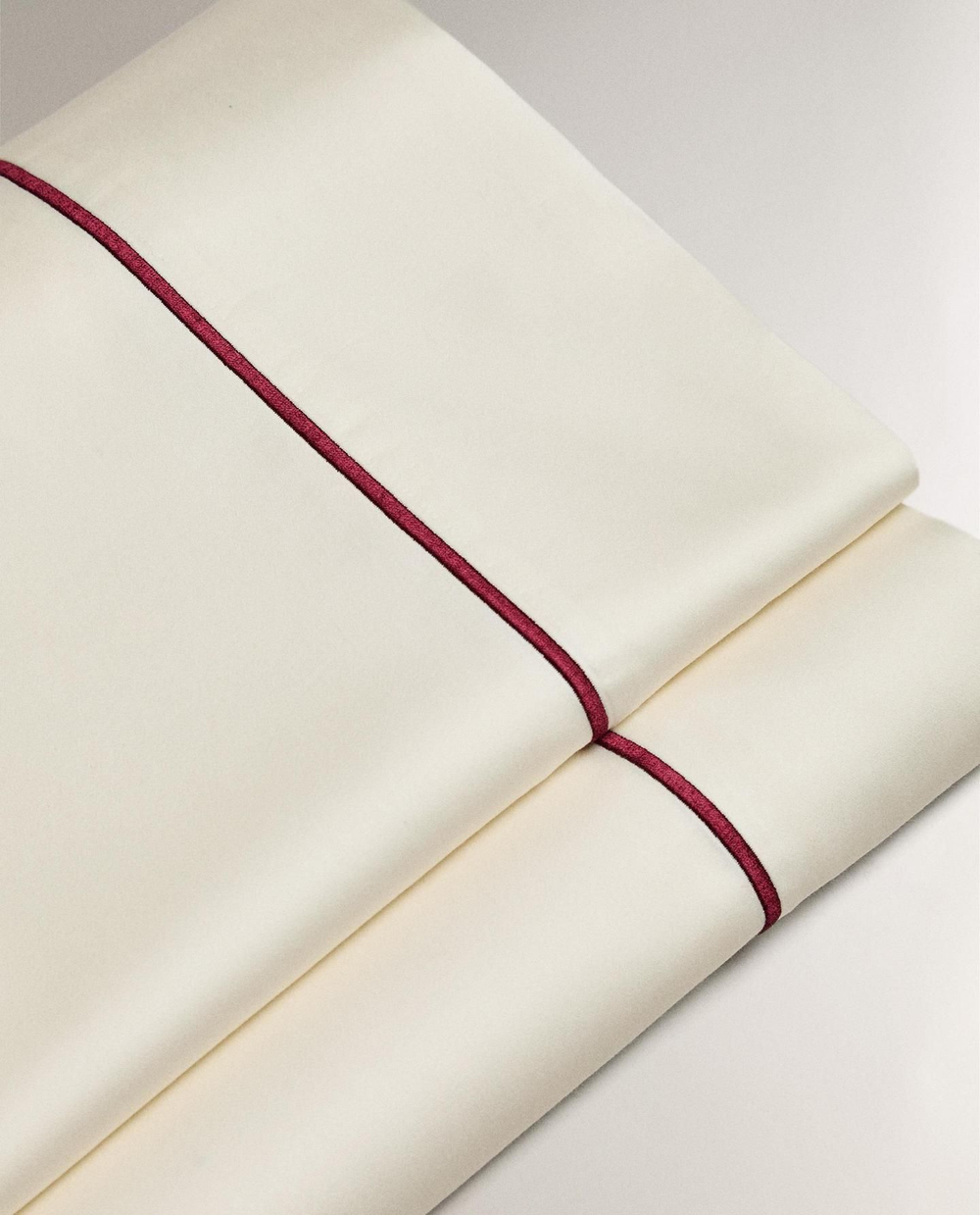 Zara Home - Простыня из атласа с декоративным подолом, бургундия, 270x280 см