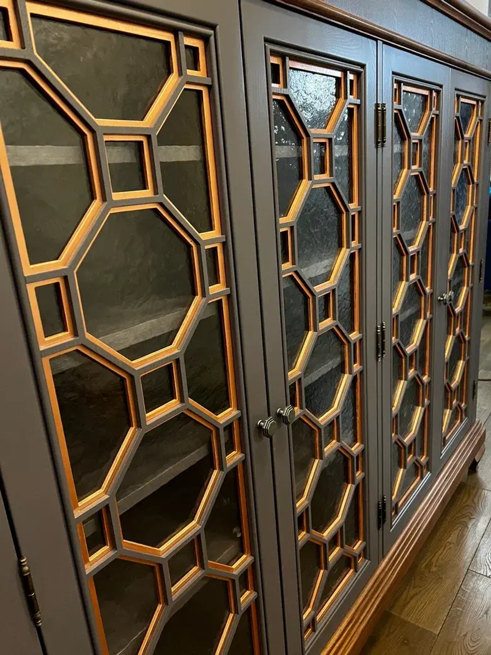 Комод с деревянной отделкой и узорчатыми стеклянными дверцами