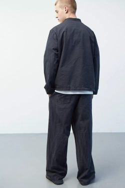 Верхняя мужская рубашка с карманами из черного вареного хлопка