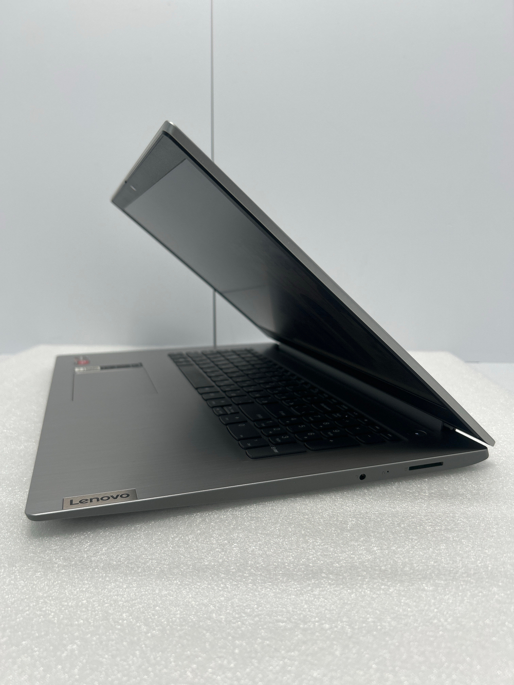 Ноутбук Lenovo IdeaPad 3-17ADA05 (81W20093RK) 17.3"/AMD Ryzen 3 3250U/RAM 8GB/SSD 256GB/AMD Radeon Graphics/1600x900/TN/DOS/Подсветка кл-ры: нет/Серебристый. Состояние: B1