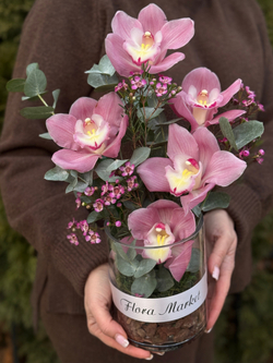 Композиция в стеклянной вазе из орхидей цимбидиума, эвкалипта и декора от Флора Маркет