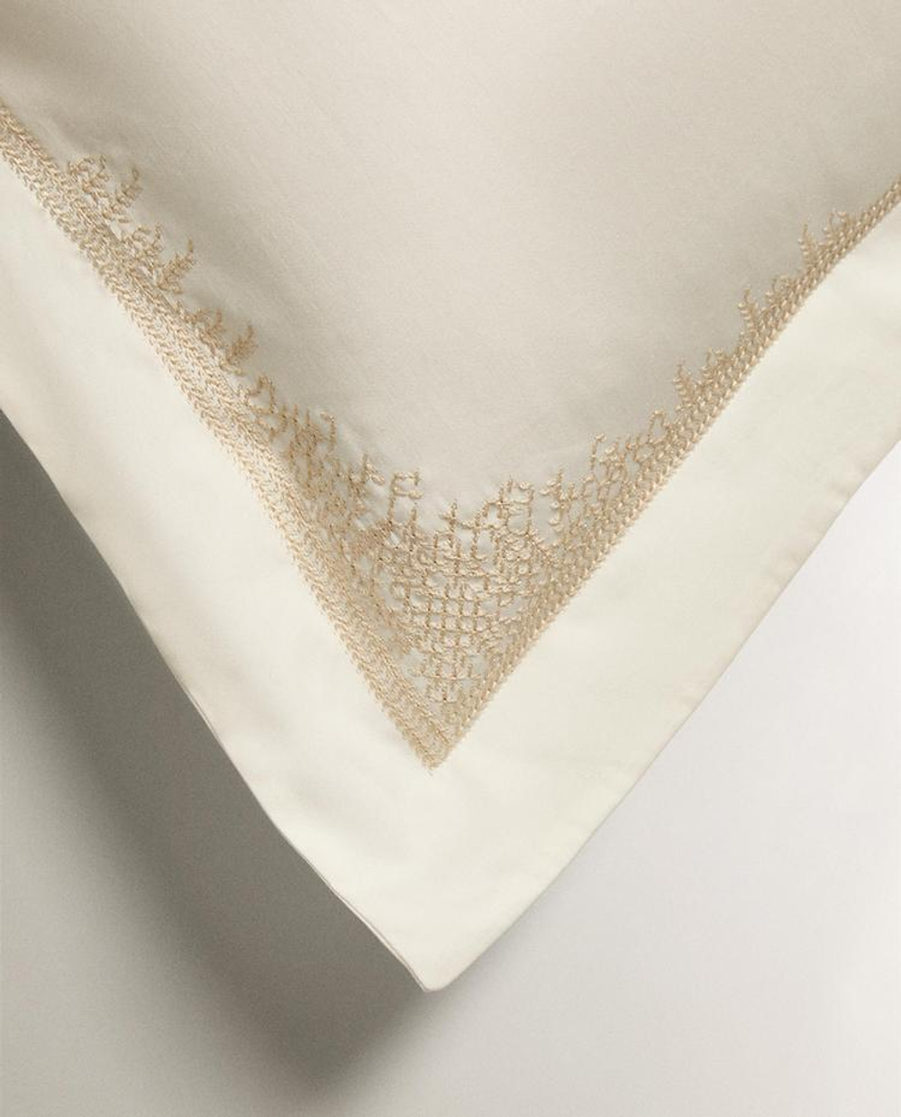 ZARA HOME АТЛАСНАЯ НАВОЛОЧКА С ВЫШИВКОЙ, ЗОЛОТОЙ