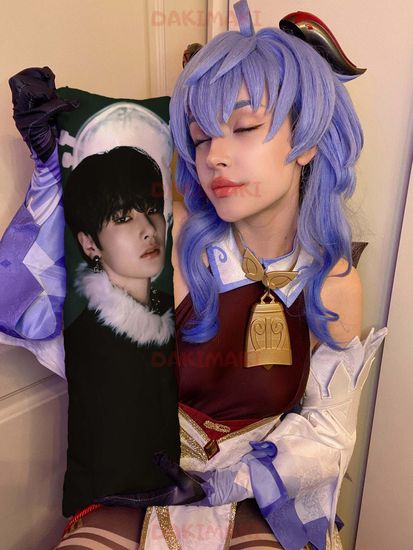 Мини дакимакура Ай.Эн из Стрей Кидс | Stray Kids арт. M1002, 60х20 см