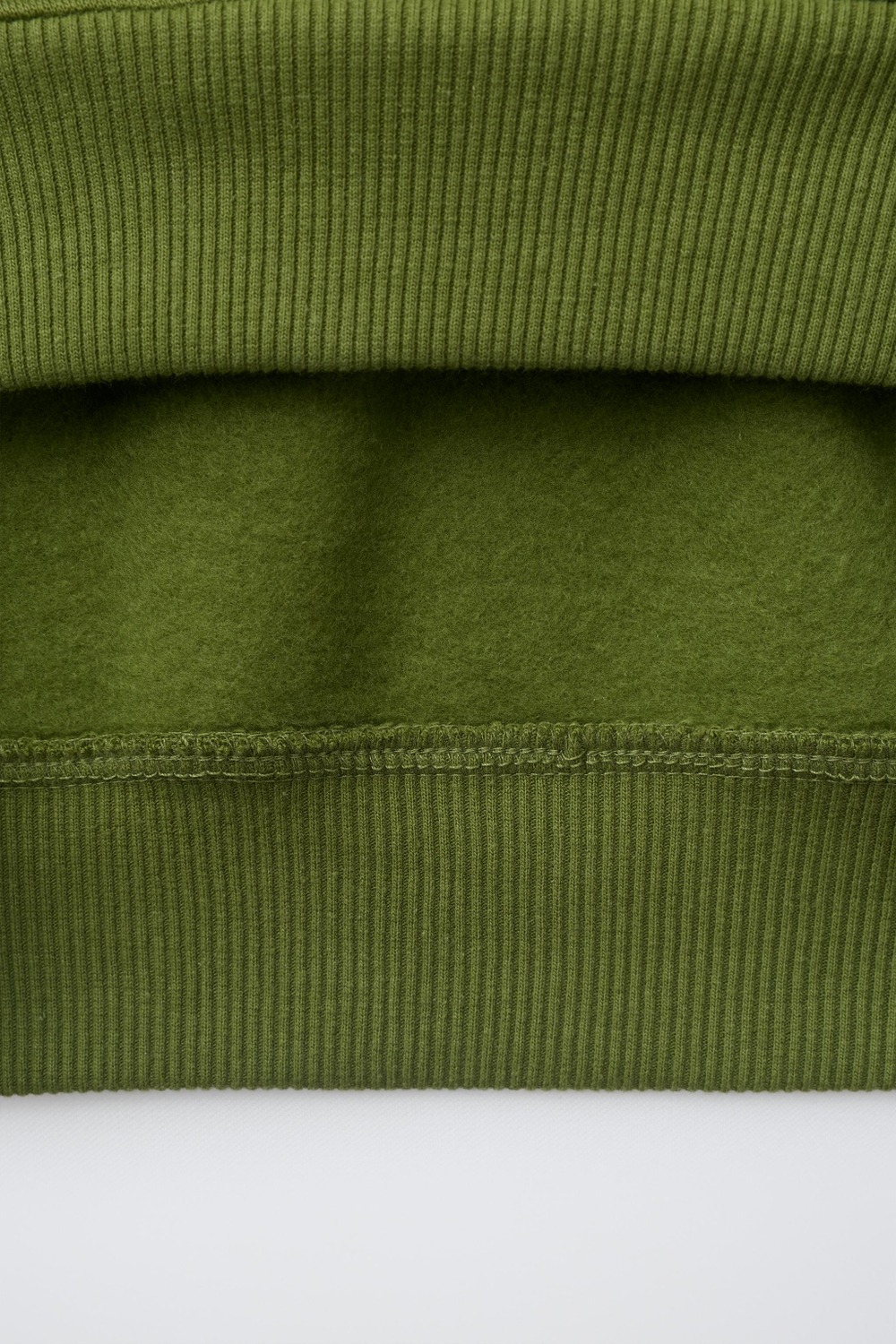 ZARA ОДНОТОННАЯ ТОЛСТОВКА С НАШИВКОЙ, ЗЕЛЕНЫЙ
