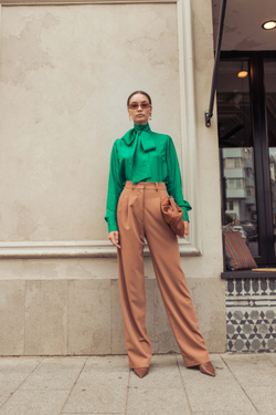 Блуза с галстуком зеленая