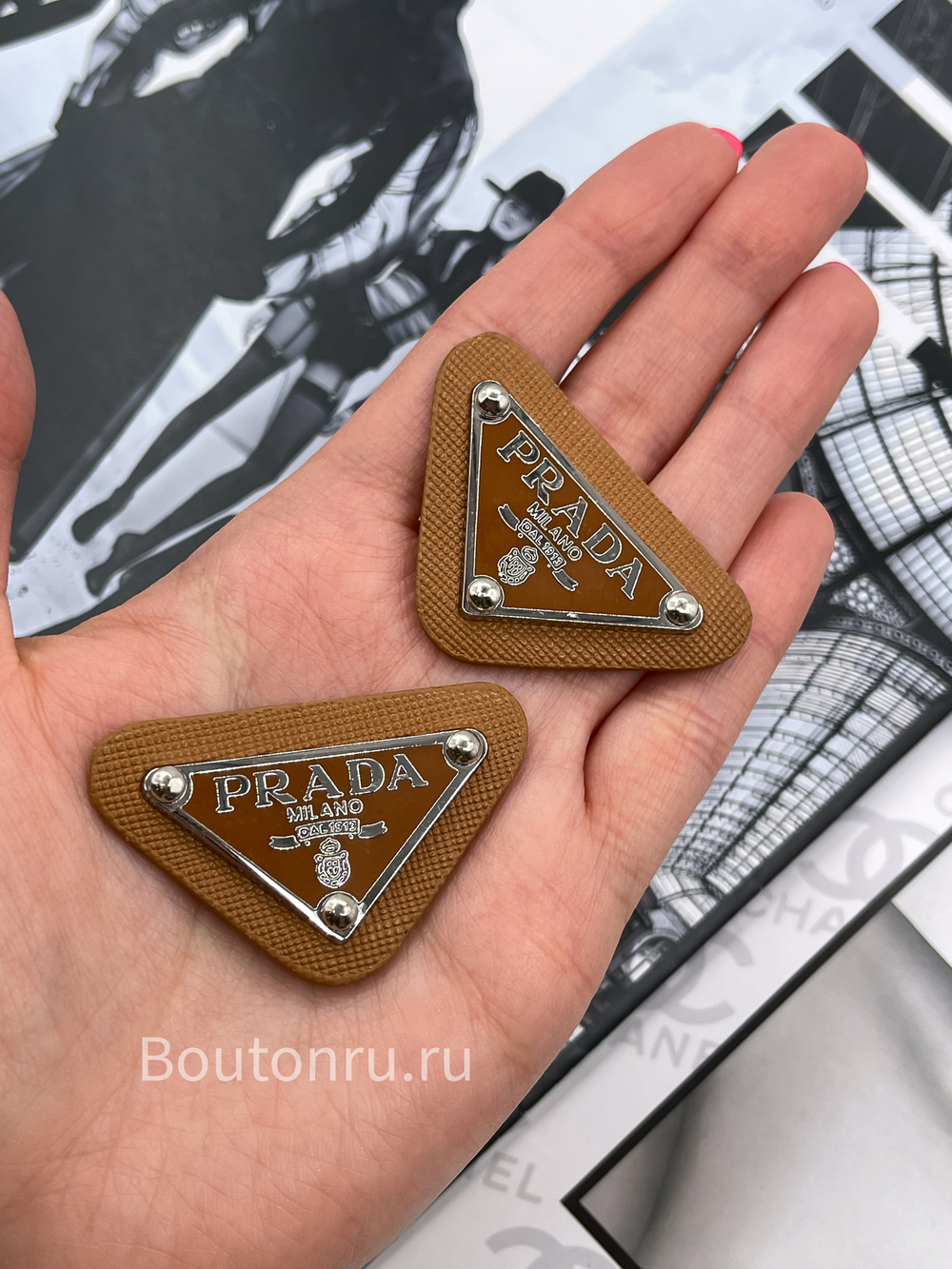 Логотип металлический Прад. на коже коричневый серебро