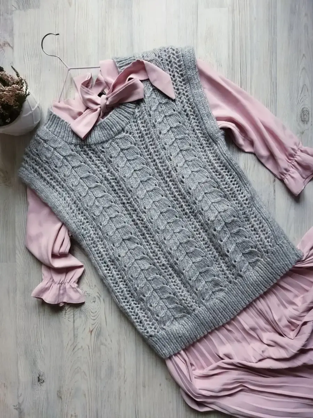 Жилет вязаный ажурный