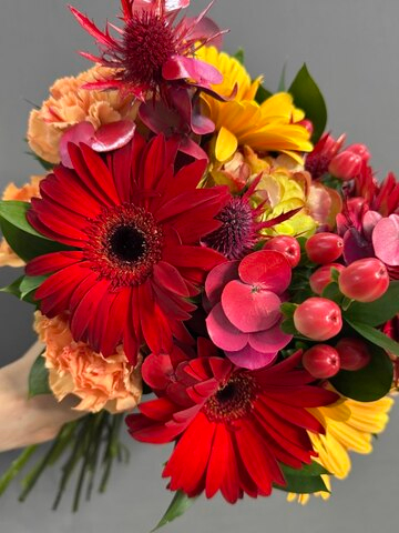 Букет невесты и бутоньерка в яркой гамме