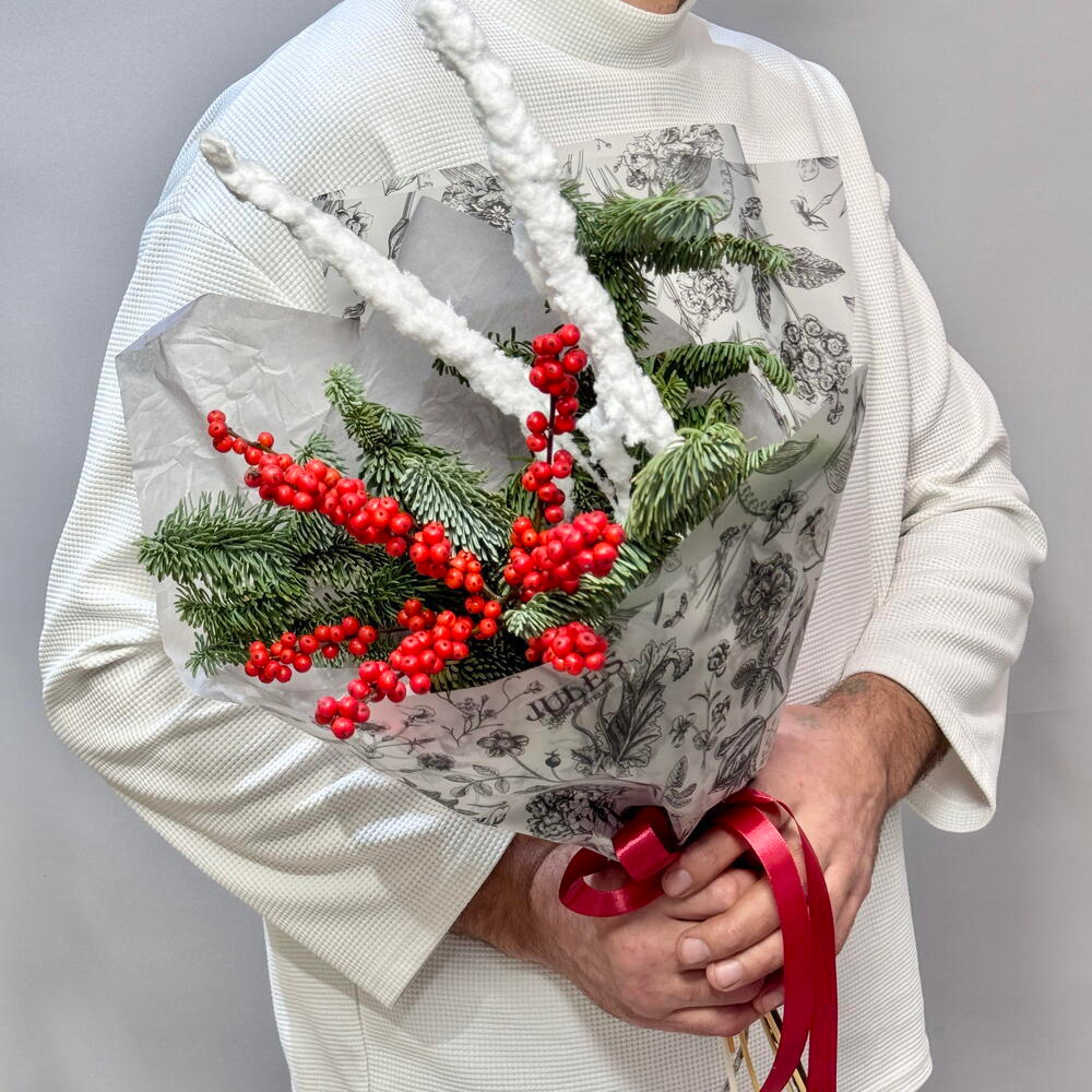 «Северная ягода» букет из нобилиса (ели) и Илекса