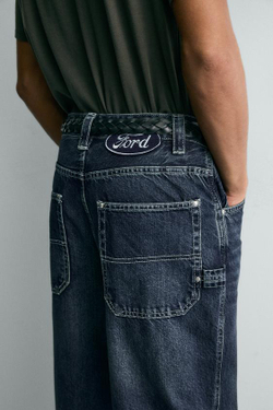 ZARA Х FORD ДЖИНСЫ RELAXED FIT С НАШИВКОЙ, СИНИЙ