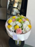 Букет из хелеборуса, хризантемы, нарциссов и диантусов