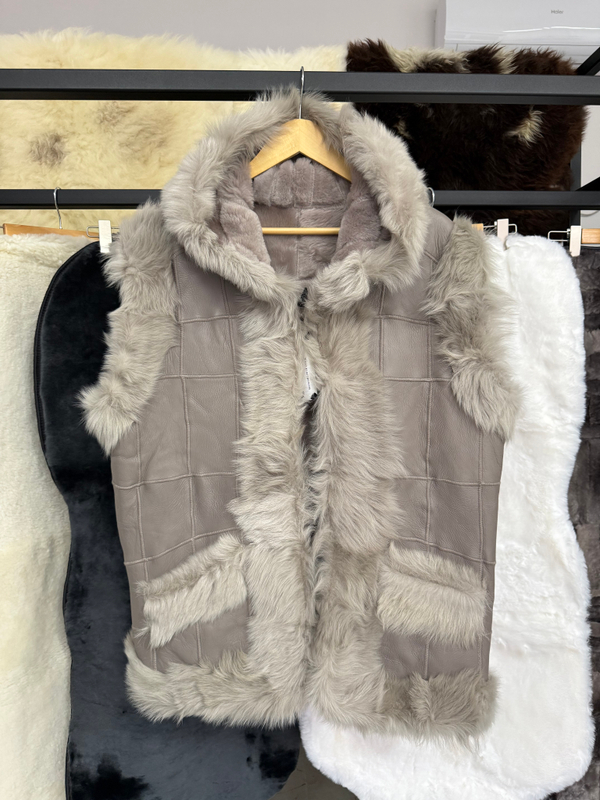 Жилет из натуральной овчины с капюшоном. 50-52 размер