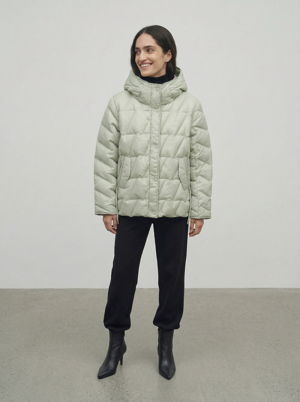 Легкая пуховая куртка на кнопках