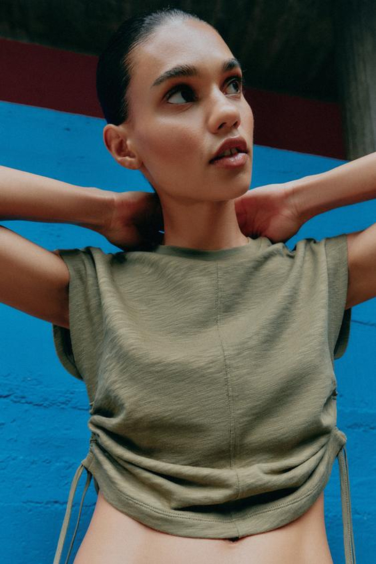 ZARA ФУТБОЛКА В СТИЛЕ РУСТИК СО СБОРКАМИ, ХАКИ