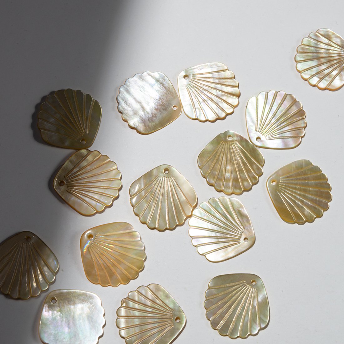 Ракушка из золотистого перламутра речных ракушек, 23мм