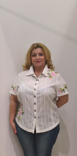 Короткий белый блузон с расшитым принтом