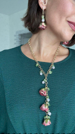 Серьги "Розы" бутоны натуральных роз в зеленом оттенке и кварцы, оттенок золото