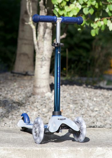 Самокат Mini Micro Deluxe Flux LED синий неохром