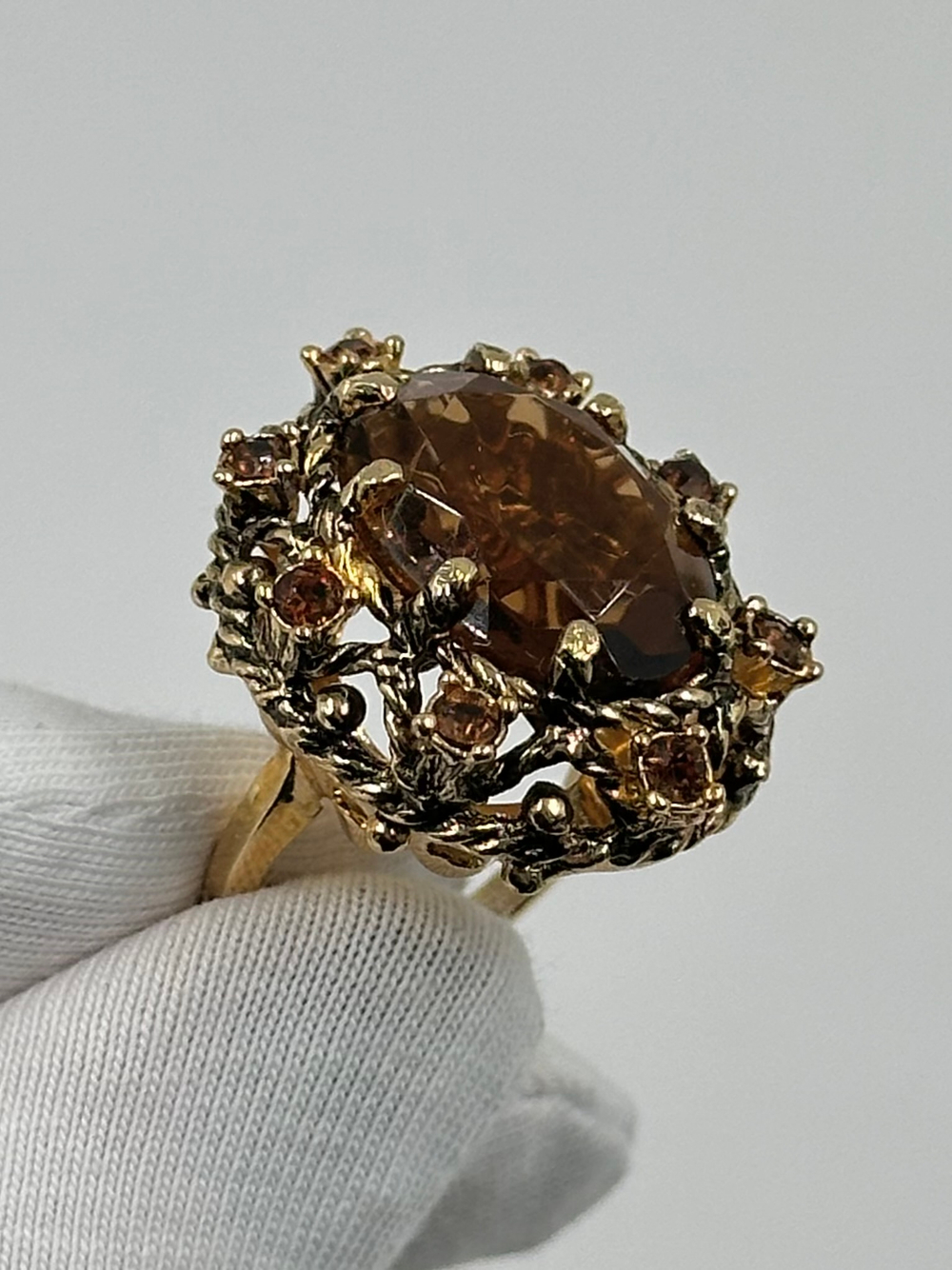 Кольцо с коричневыми кристаллами