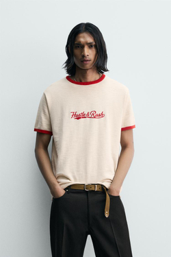 ZARA ФУТБОЛКА С КОНТРАСТНЫМ ТЕКСТОВЫМ ПРИНТОМ, ЭКРЮ