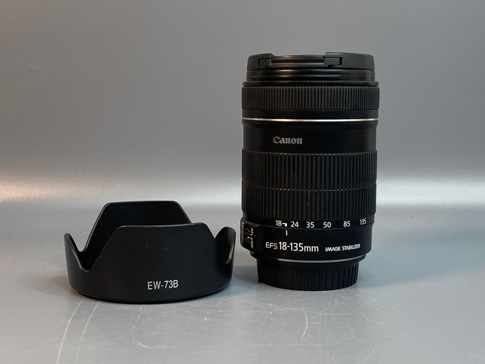Canon EF-S 18-135mm 3.5-5.6 IS цапарина на передней линзе