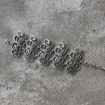 Браслет из изогнутых пластин. Покрытие серебро. Застежка карабин. Регулировка длины.