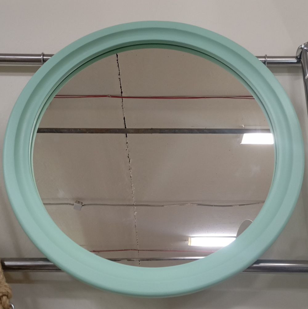 Зеркало круглое в деревянной раме