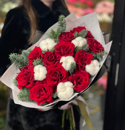 Букет из роз с хлопком и нобилисом