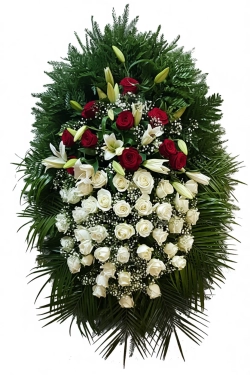 Траурный венок из живых белых и бордовых роз, белых лилий и натуральной хвои, размер 150 см