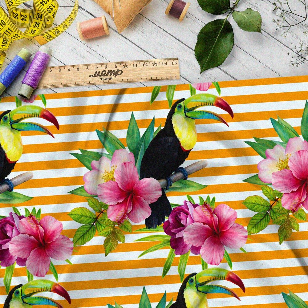 Ткань таффета реалистичные петуньи и туканы на ярком полосатом фоне
