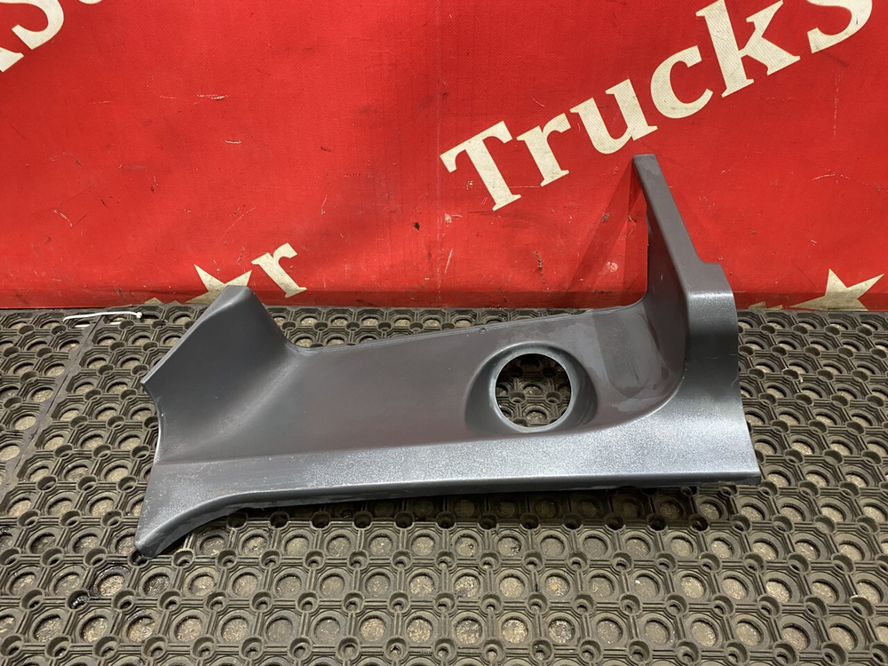 Накладка корпуса подножек левая