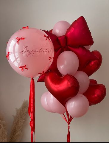 Композиция из розовых шаров с красными бантиками