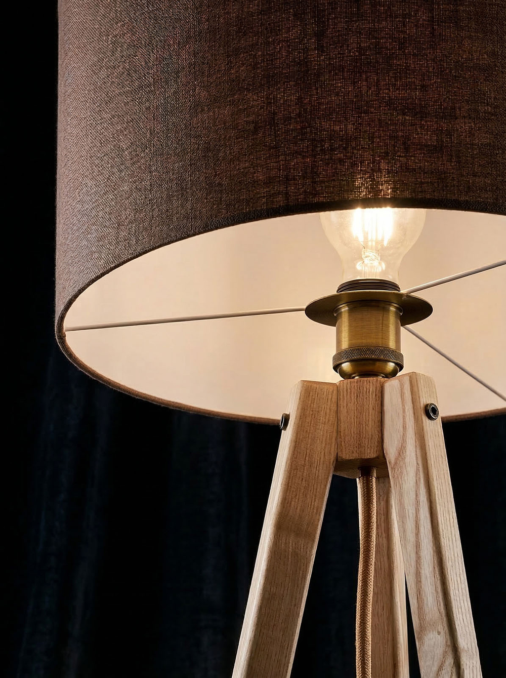 Текстура льна и натурального ясеня в торшере Maestoso крупным планом