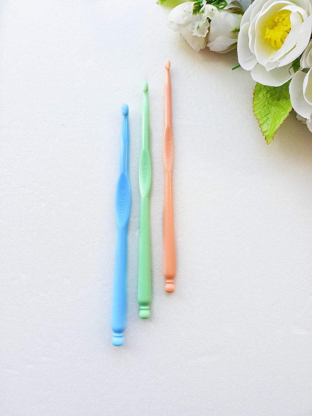 Крючок для вязания 5 мм. (пластик)