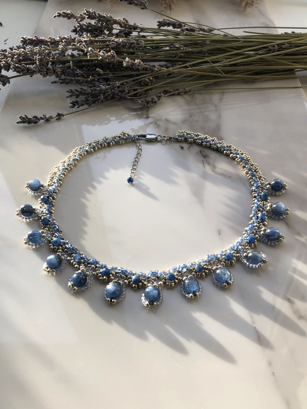 Колье "Черепица" ручной работы из бисера и камня Кианит