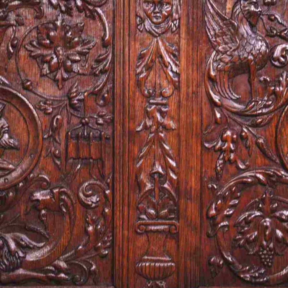 Резная скамья в Рыцарском стиле