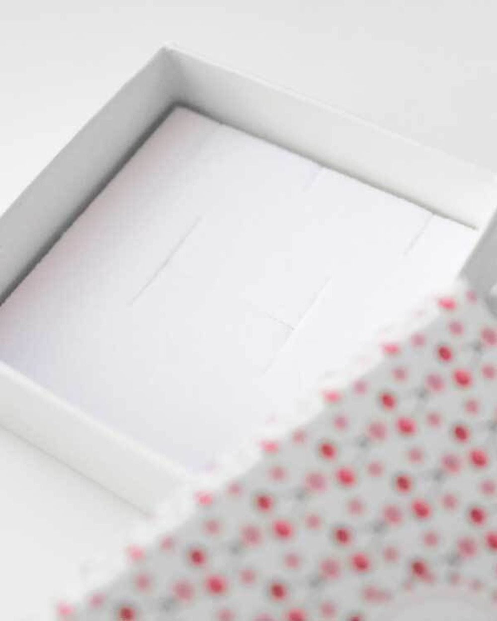 Ягодный картонный футляр под подвеску.