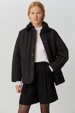 Шорты со складками из черной плотной шерсти