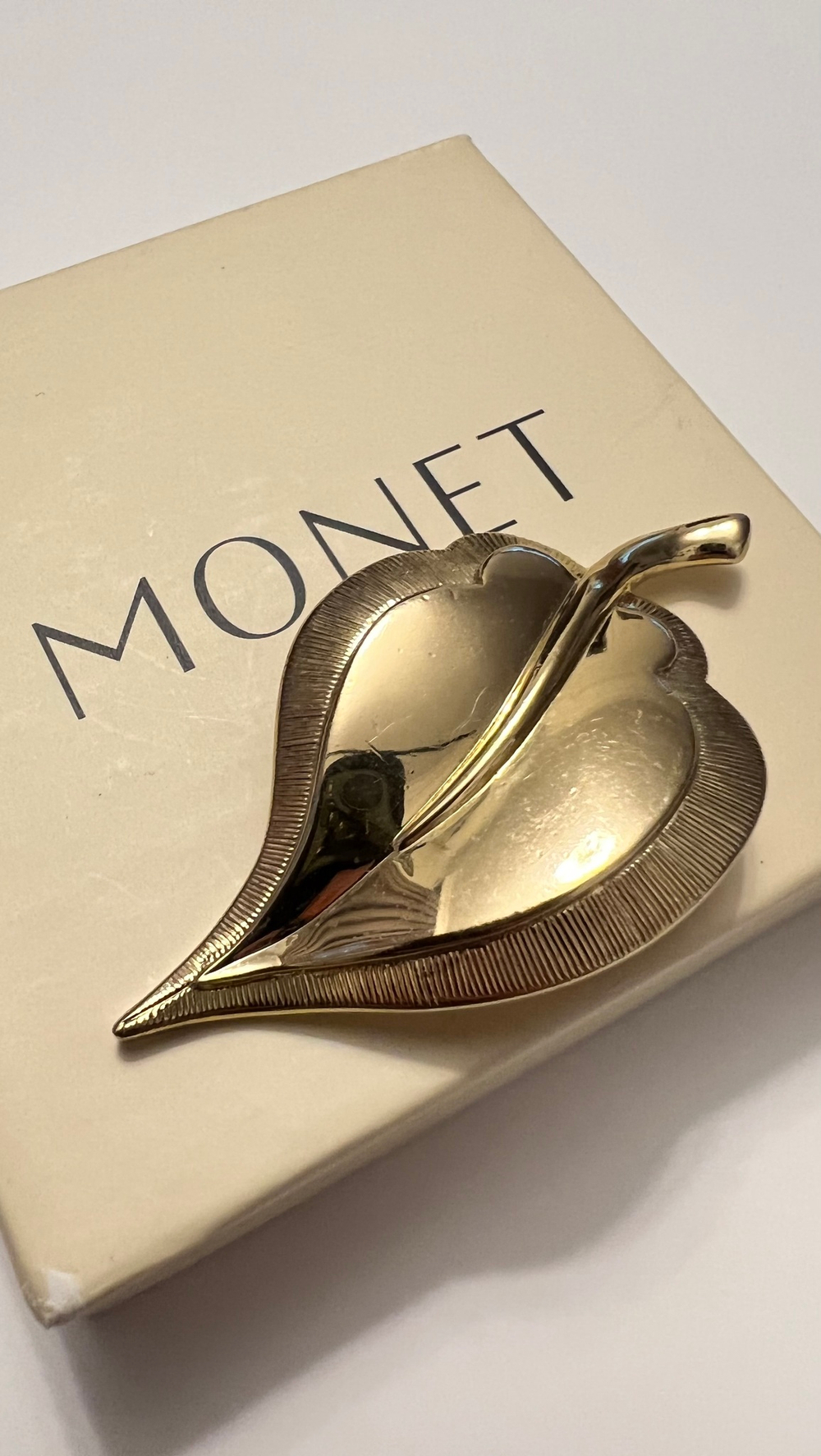 Брошь листочек MONET