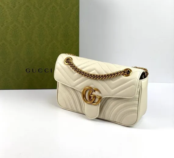 Стеганая мини-сумка Gucci GG Marmont белый
