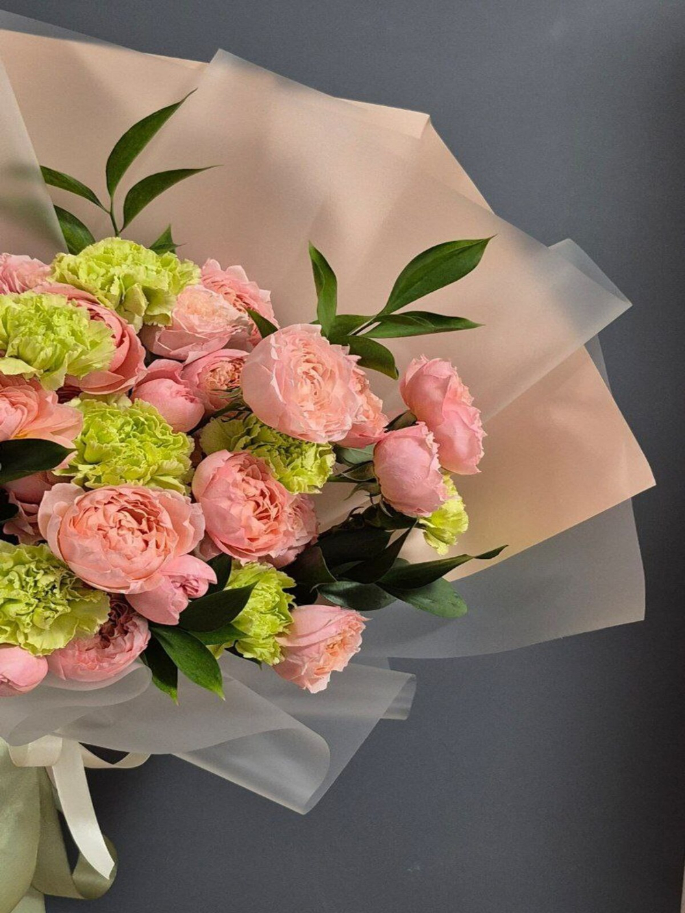 Букет из Рускуса, Диантусов и Кустовой Розы