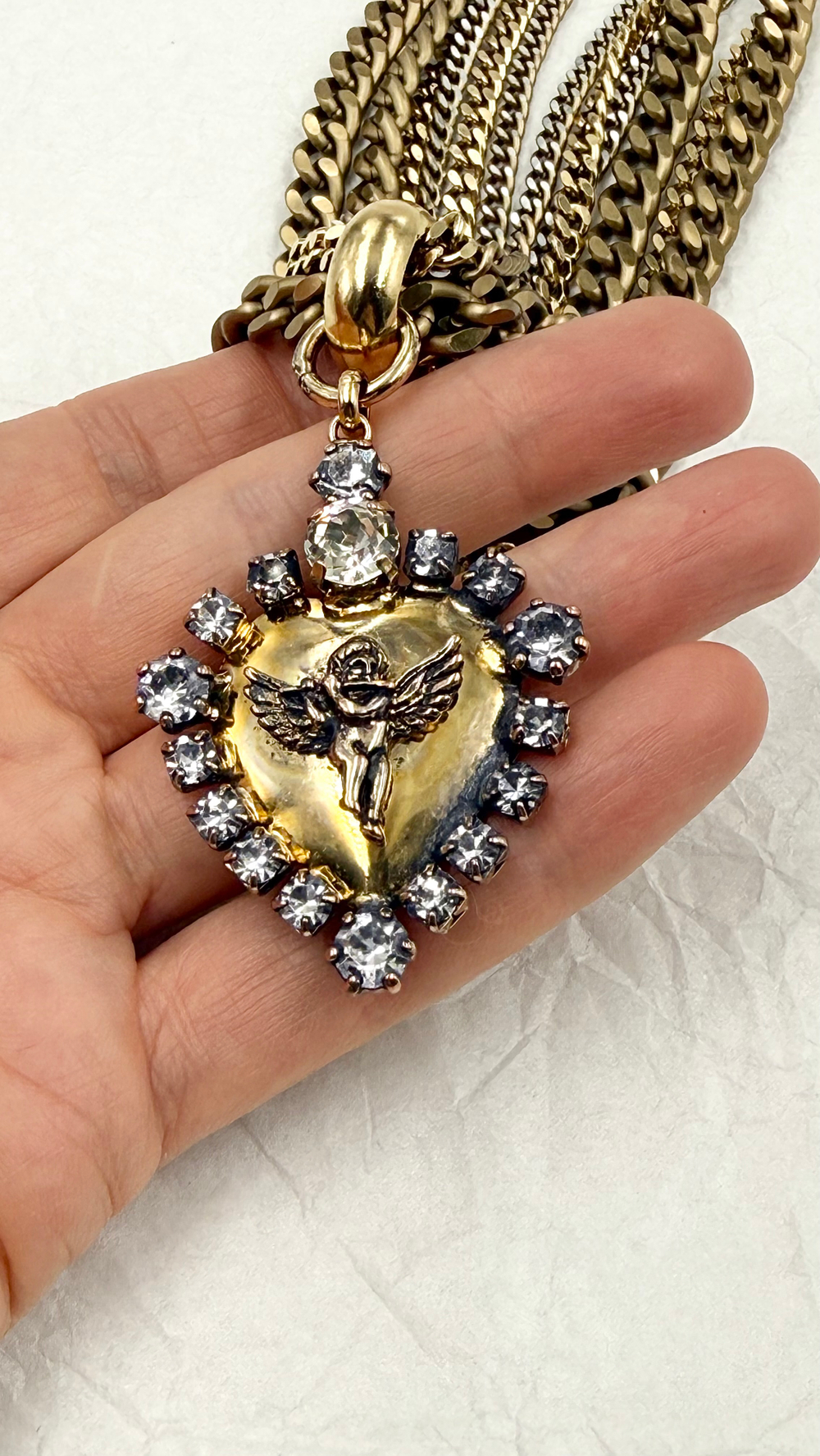 Колье кулон сердце с ангелом с флейтой, по краю светлые кристаллы на цепочках, золото антик