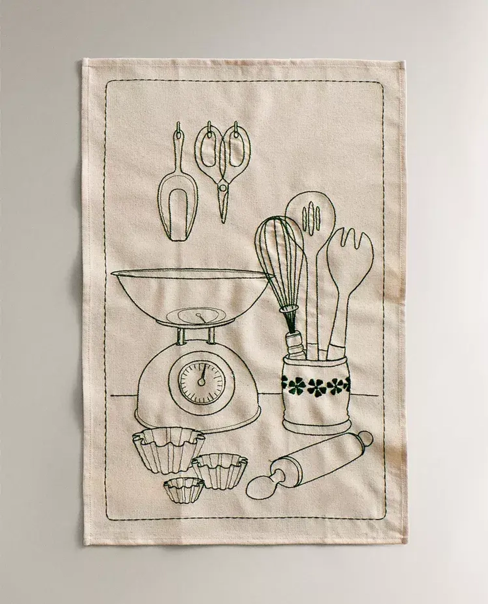 ZARA HOME КУХОННОЕ ПОЛОТЕНЦЕ ИЗ ХЛОПКА С ВЫШИВКОЙ «ПОСУДА», ЭКРЮ
