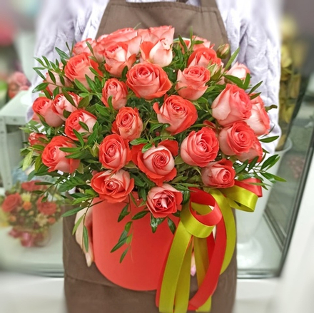 Композиция с кустовыми розами сорта "Zadique"