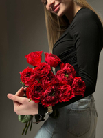 Букет из 11 красных пионовидных роз под ленту