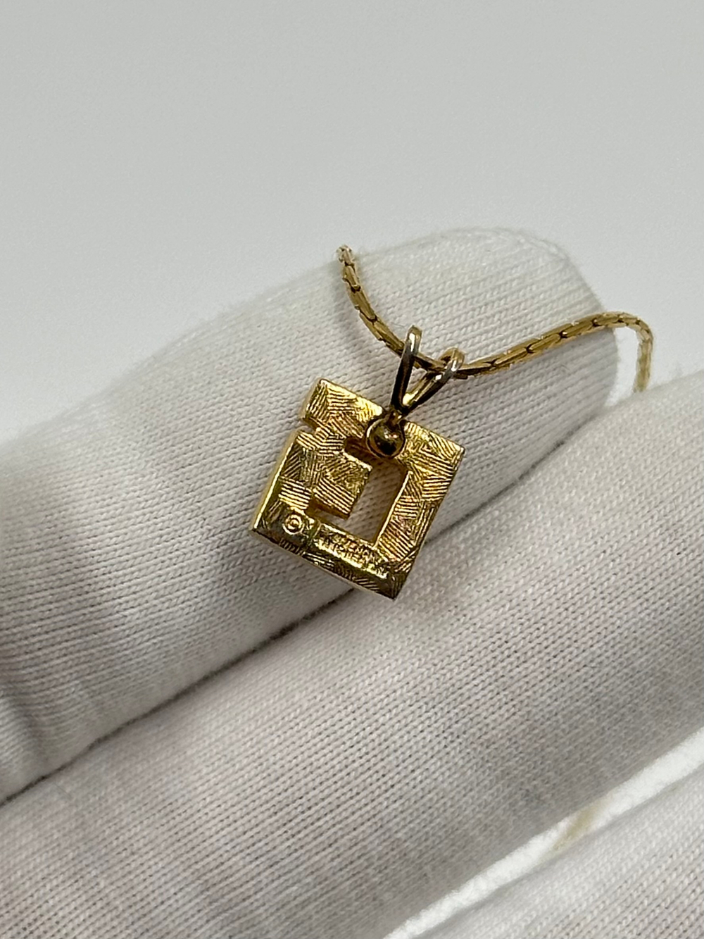 Кулон-лого Givenchy