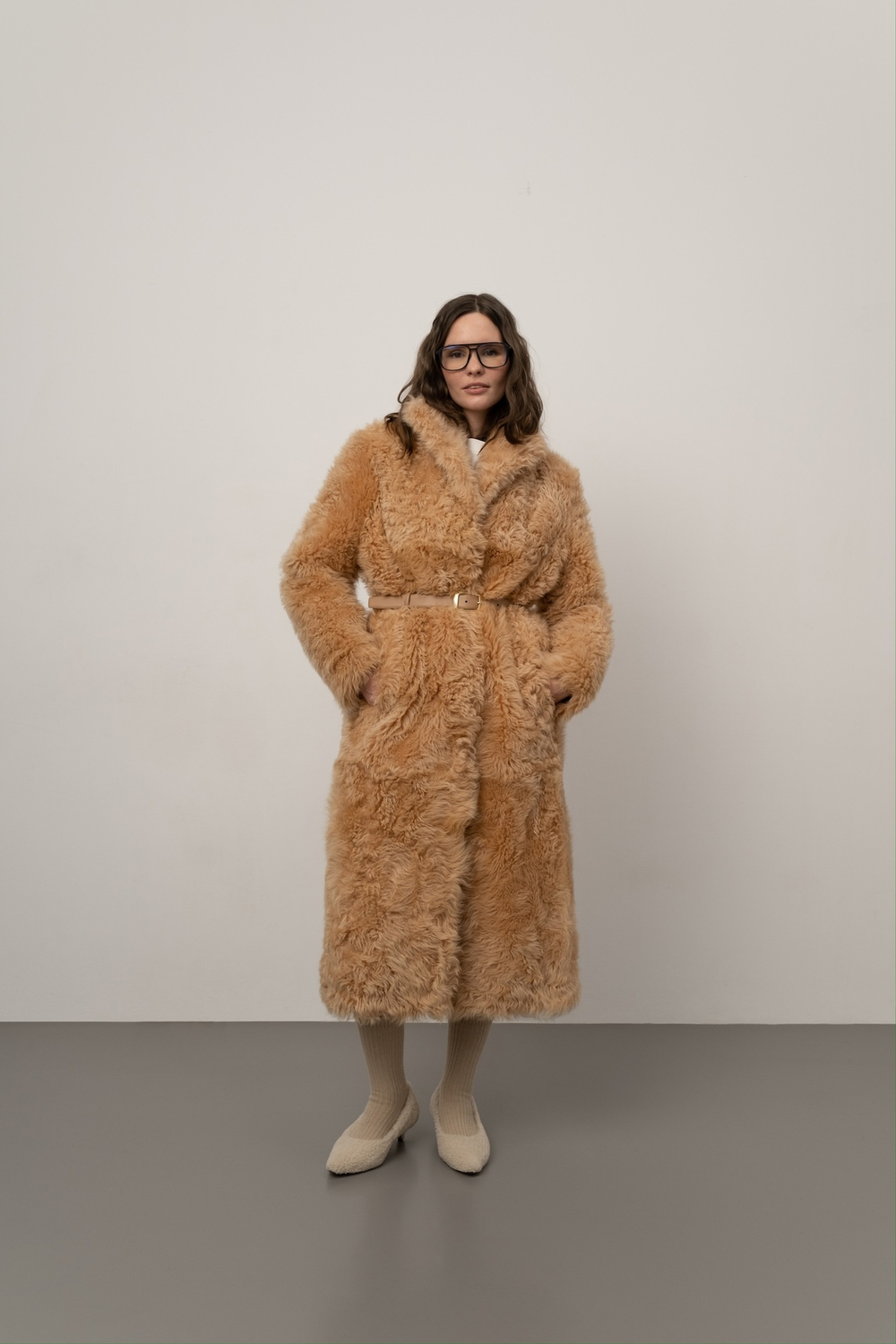 Длинная бежевая шуба