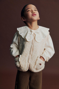 ZARA ВЯЗАНЫЙ ЖИЛЕТ С ИСКУССТВЕННОЙ ОВЧИНОЙ И ЦВЕТОЧНОЙ ВЫШИВКОЙ, ЭКРЮ